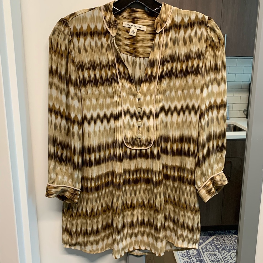 Banana Republic brown pattered silky tunic top.